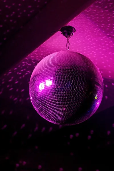 Pembe bir disko topu — Stok fotoğraf