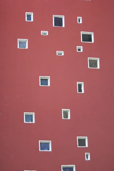 Muro rosso e finestre — Foto Stock