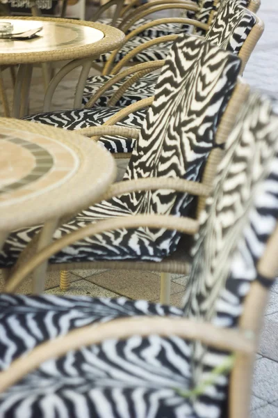 Varias mesas redondas y sillas — Foto de Stock