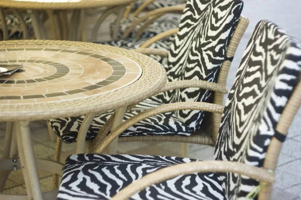 Runde Tische und Stühle — Stockfoto