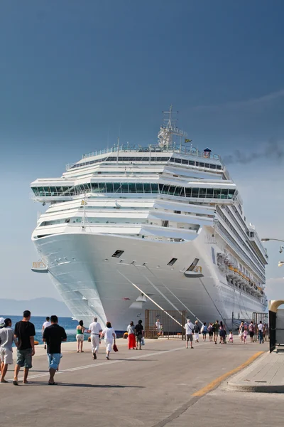 SHIP. Passengers going to the cruise liner — Stock Photo, Image