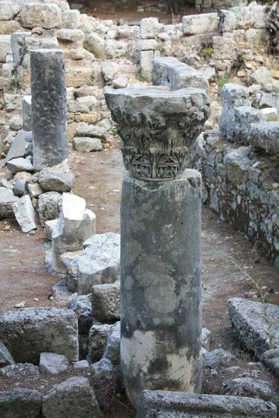 Антикварная колонна в городе Фазелис. 7 век до н. э. Турция — стоковое фото