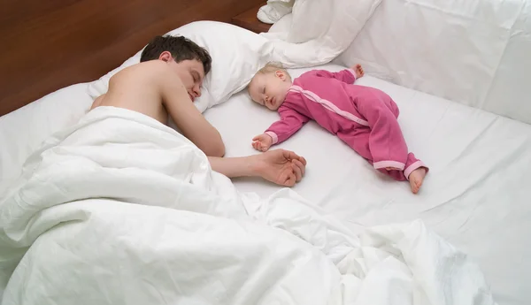Папа и ребенок спят. Стоковая Картинка