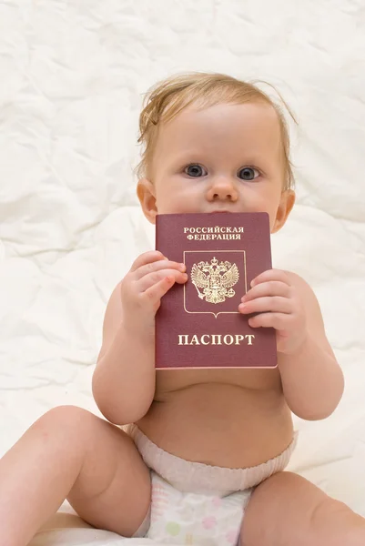 Baby met Russische paspoort Stockfoto