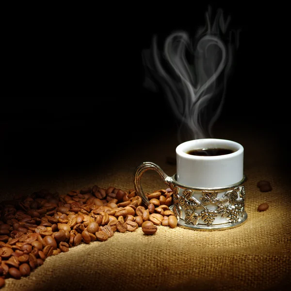 咖啡豆与白杯 — 图库照片