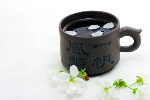 Green tea in a chinese cup with a cherry flower — Stock Photo, Image