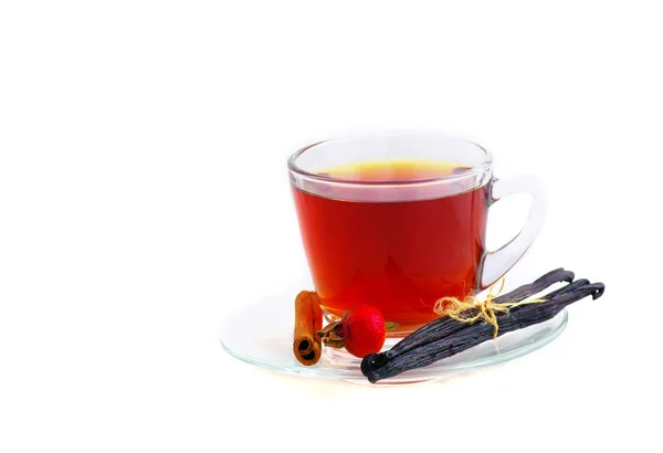 Bylinný čaj v poháru skla s psa rose a koření na bílé b — Stock fotografie