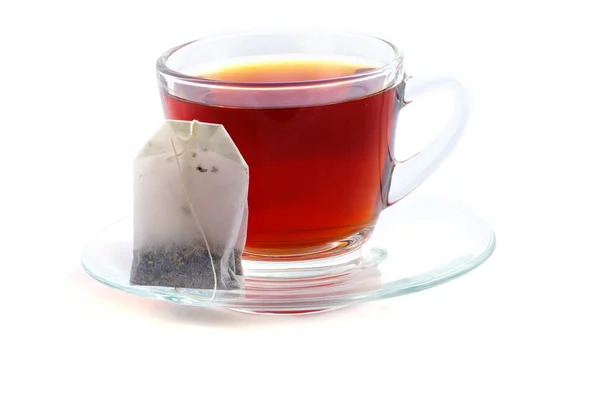 Tasse de thé avec sachet de thé sur fond blanc — Photo