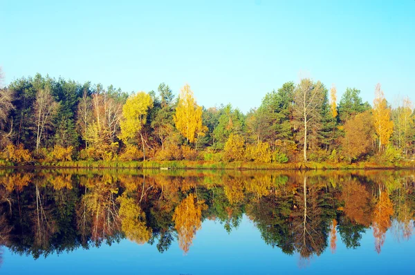 Pittoreske herfst landschap op de rivier — Stockfoto