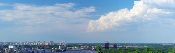 Paesaggio di Kiev sul fiume, sull'orlo e sugli edifici — Foto Stock