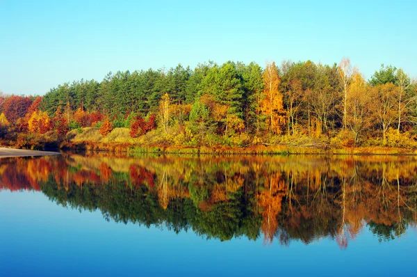 Γραφικό Φθινοπωρινό τοπίο στις όχθες του ποταμού — Φωτογραφία Αρχείου