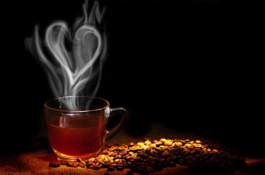 kahve çekirdekleri ile beyaz fincan