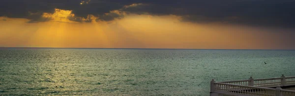 Um terraço com mar e céu nublado — Fotografia de Stock
