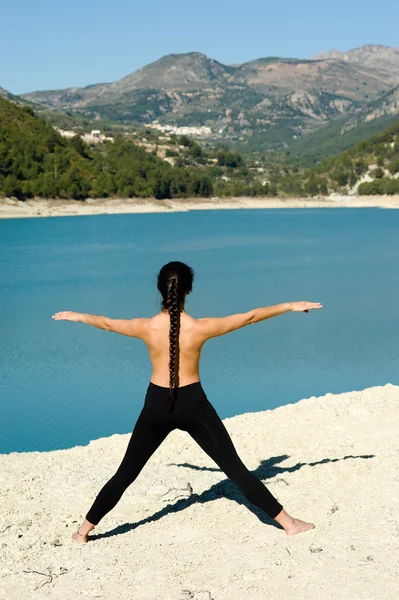 Yoga junto al lago —  Fotos de Stock