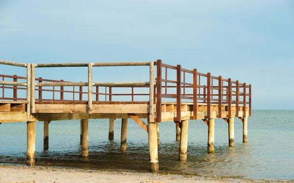 海滩的行人天桥 — 图库照片