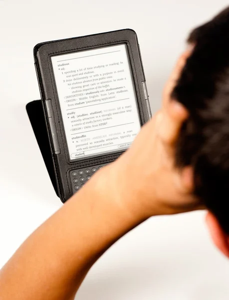 Φοιτητή που χρησιμοποιεί ένα e-book — Φωτογραφία Αρχείου