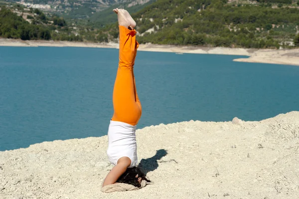 Yoga handstand — Stockfoto