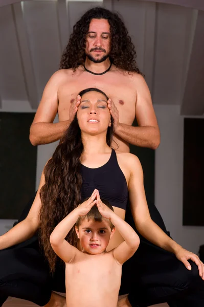 Семейная йога — стоковое фото