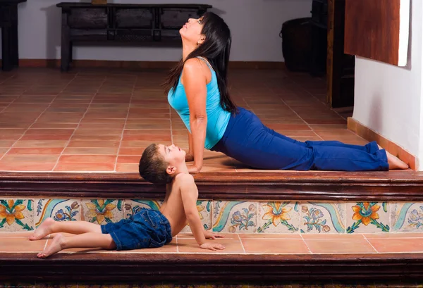 Family yoga — Stock Photo, Image