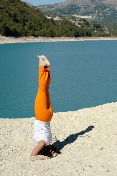 Yoga handstand — Stockfoto
