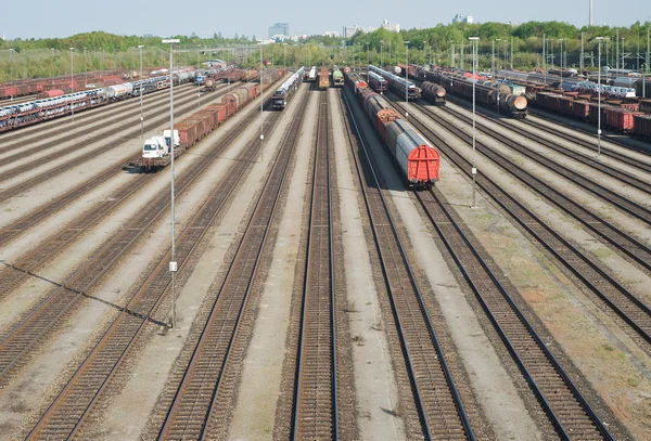 Estrada de ferro Yard com novos automóveis — Fotografia de Stock