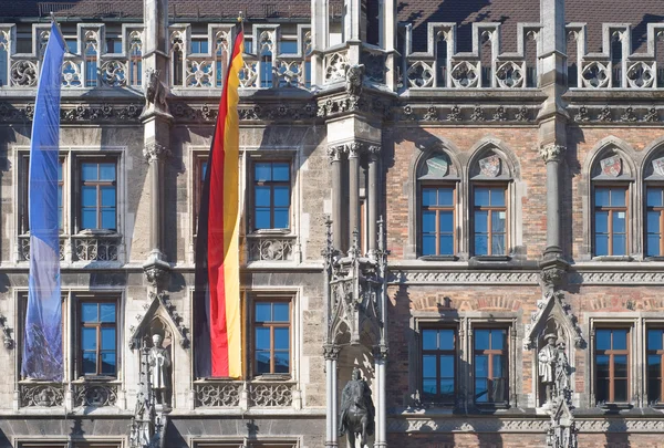 Münchner Rathaus mit Fahnen — Stockfoto