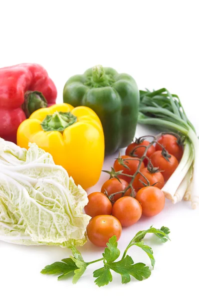 Col con verduras, tomates cherry y pimienta —  Fotos de Stock