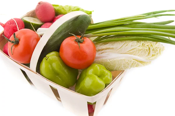 Wattled korg med grönsaker — Stockfoto