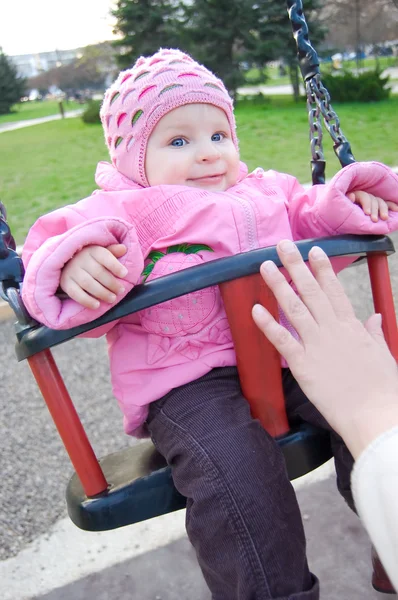 Menina bebê em rosa no balanço — Fotografia de Stock