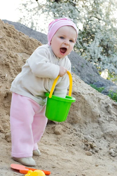 Tjej att ha kul att spela i sand — Stockfoto