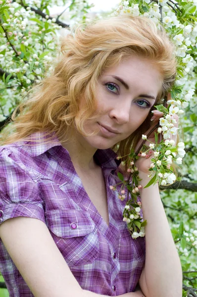 Vörös hajú womn, cseresznye fa alatt — Stock Fotó