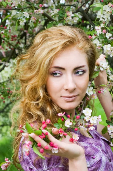 Kızıl saçlı kadın kiraz ağacının altında — Stok fotoğraf