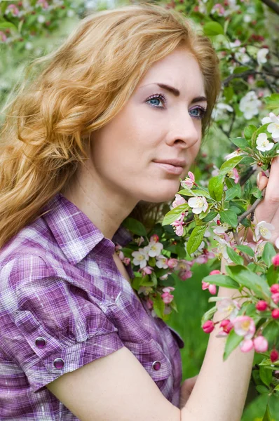 Kobieta pod kwiat wiosna wiśnia — Zdjęcie stockowe