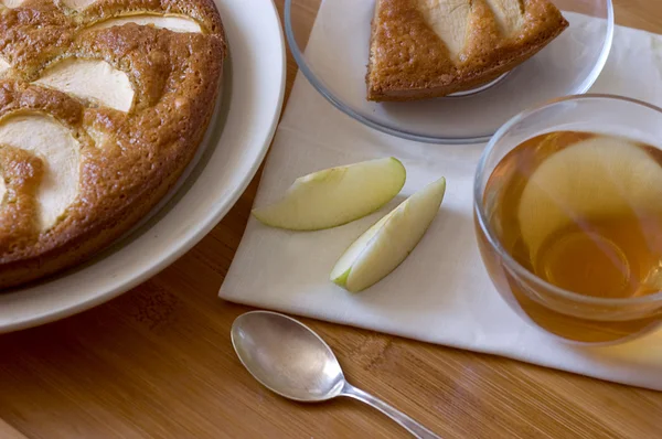 Jablečný koláč a čaj — Stock fotografie
