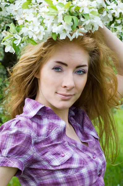 Vrouw in kersenboom bloei — Stockfoto