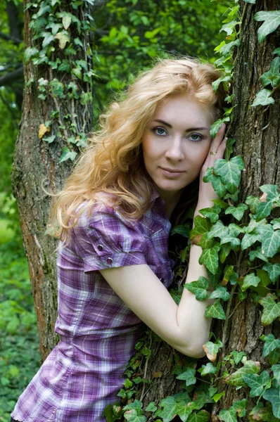 Donna vicino albero con pianta rampicante — Foto Stock