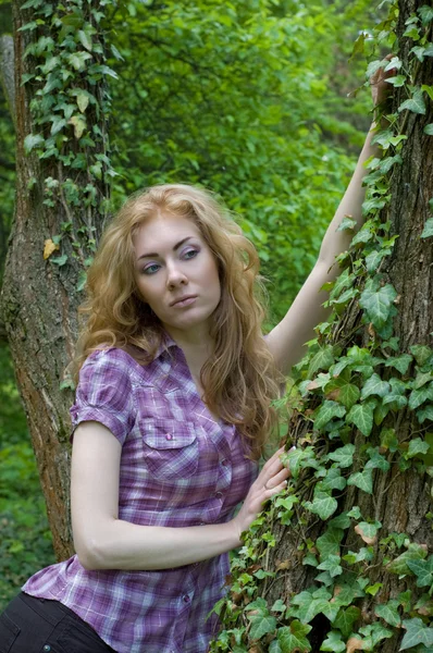 Femme près d'un arbre avec plante grimpante — Photo
