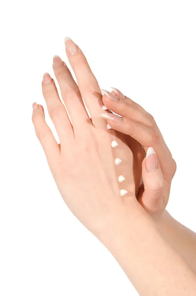 Mani che applicano la crema — Foto Stock