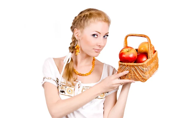 Drží košík jablek — Stock fotografie