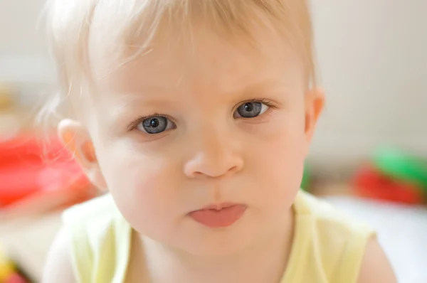 Allvarliga baby flicka ansikte — Stockfoto