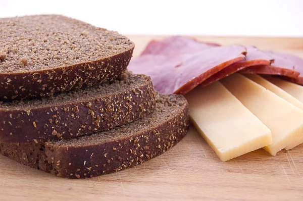 Dilimlenmiş ekmek, peynir ve salam — Stok fotoğraf
