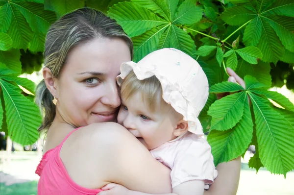 Mutter und Baby umarmen sich — Stockfoto