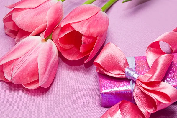 Tulipes et coffret cadeau — Photo