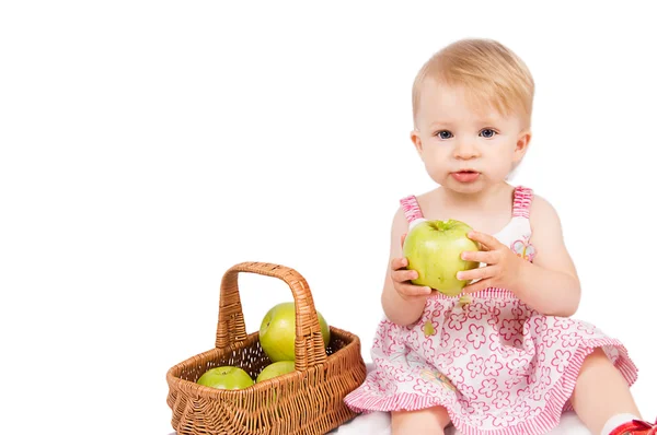 Meisje met mand en appels — Stockfoto