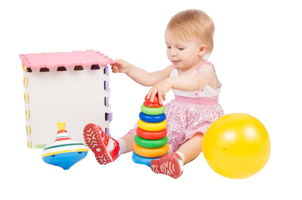 Дівчинка грає іграшки — стокове фото
