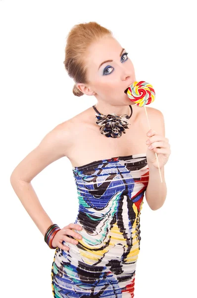 Kvinna bitande lollipop — Stockfoto