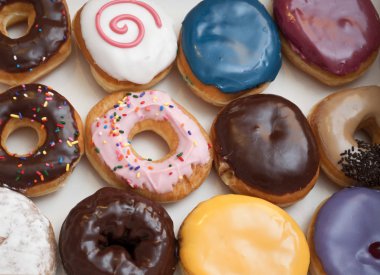 Renkli ve lezzetli çörekler.