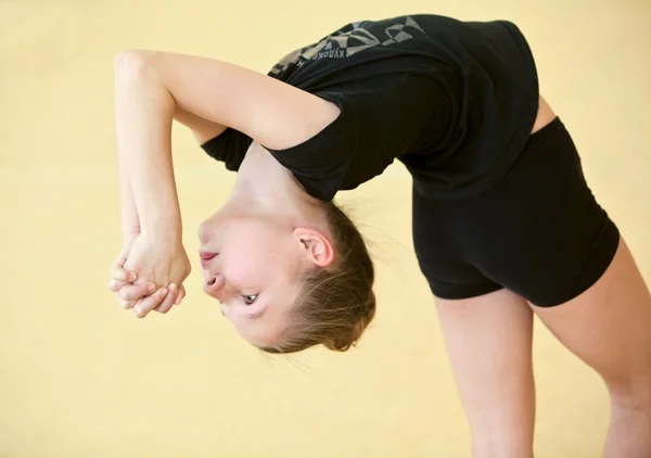 Молодая гимнастка — стоковое фото