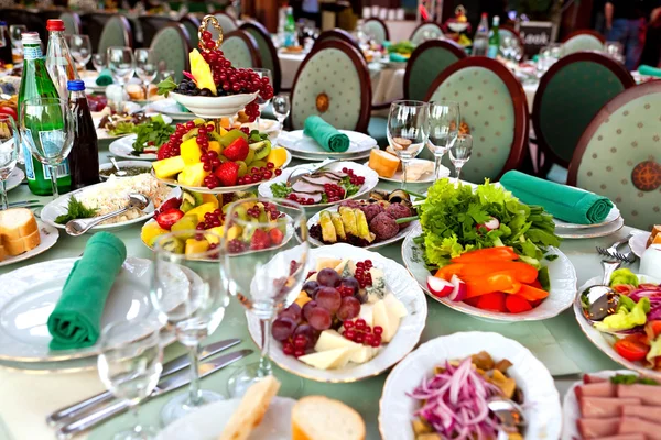 Feestelijke ontbijtbuffet tabel bij restaurant — Stockfoto