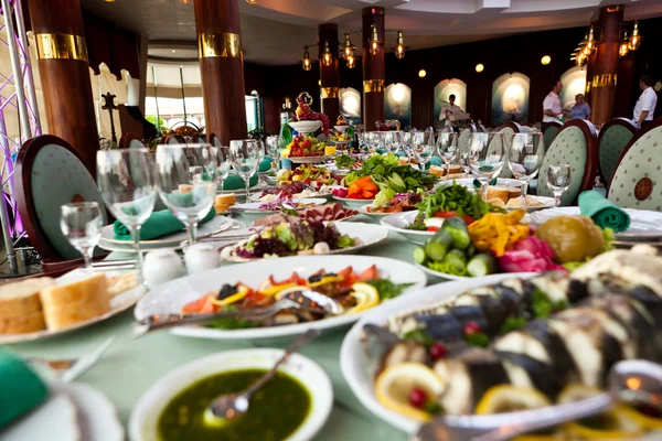 Tavolo da buffet celebrativo al ristorante — Foto Stock